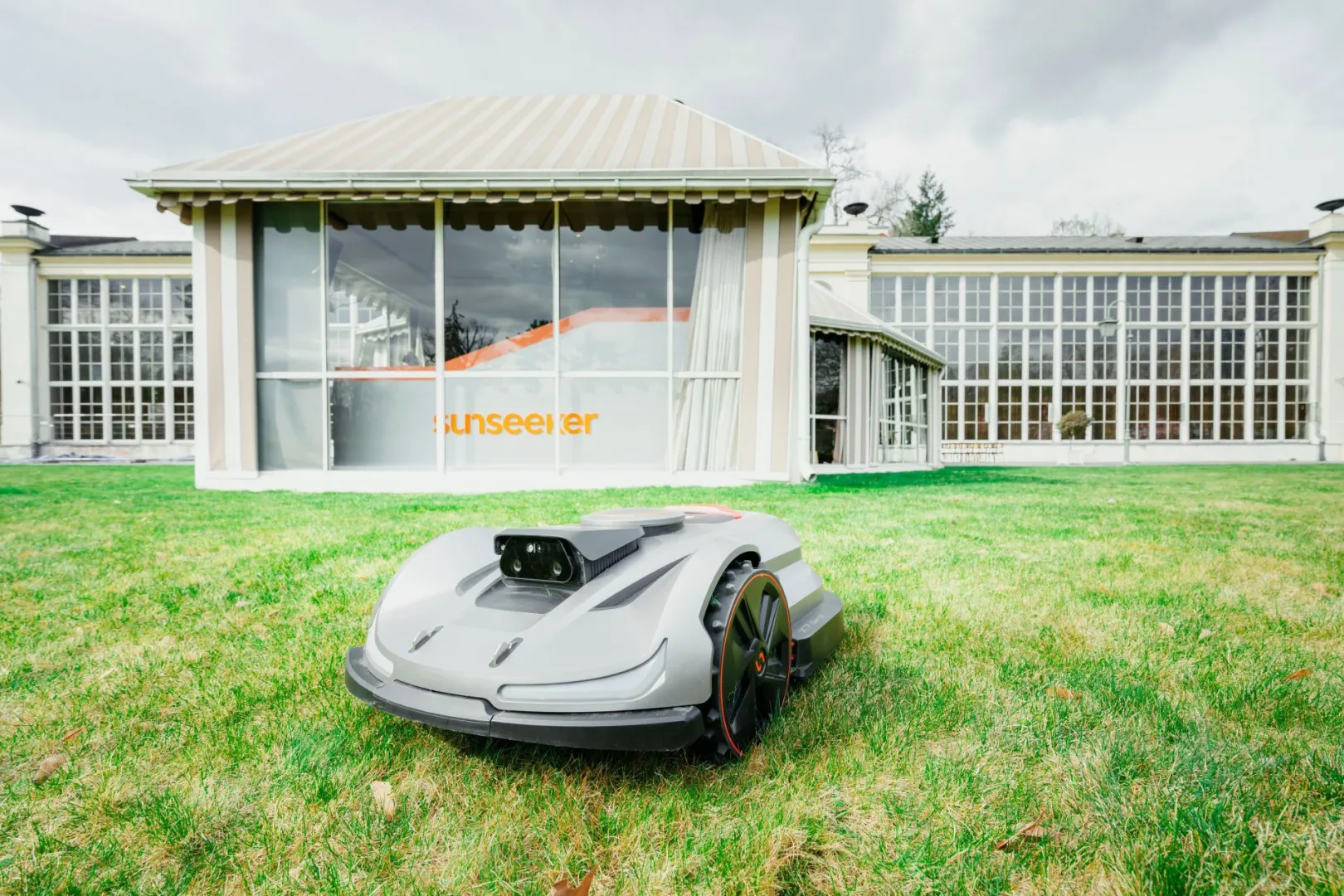 Prezentacja robotów koszących. Na zdjęciu Sunseeker Elite X7 Gen2.