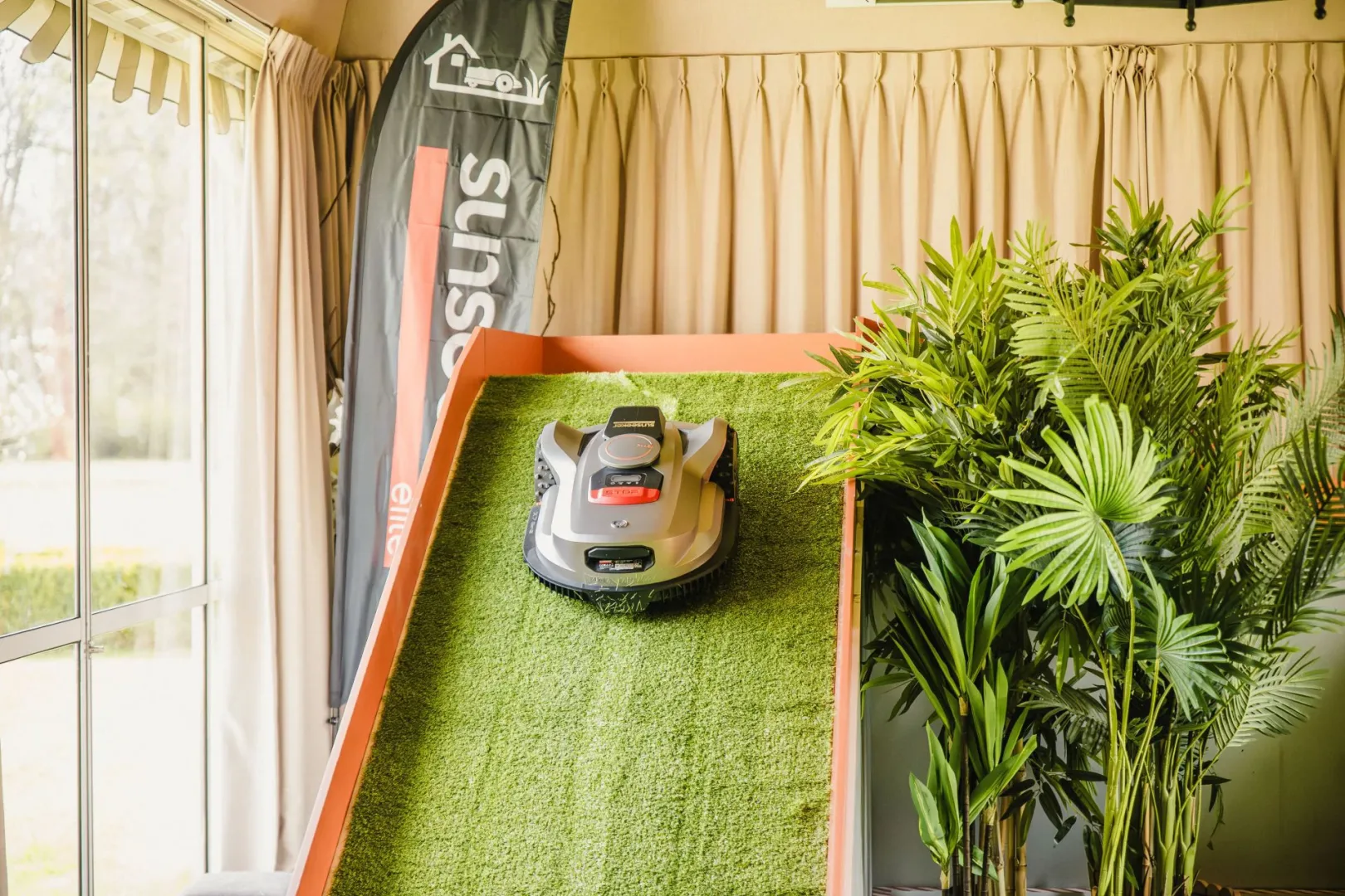 Prezentacja robotów koszących. Na zdjęciu Sunseeker Elite X7 Gen2.