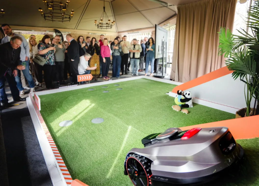 Prezentacja robotów koszących. Na zdjęciu Sunseeker Elite X7 Gen2.