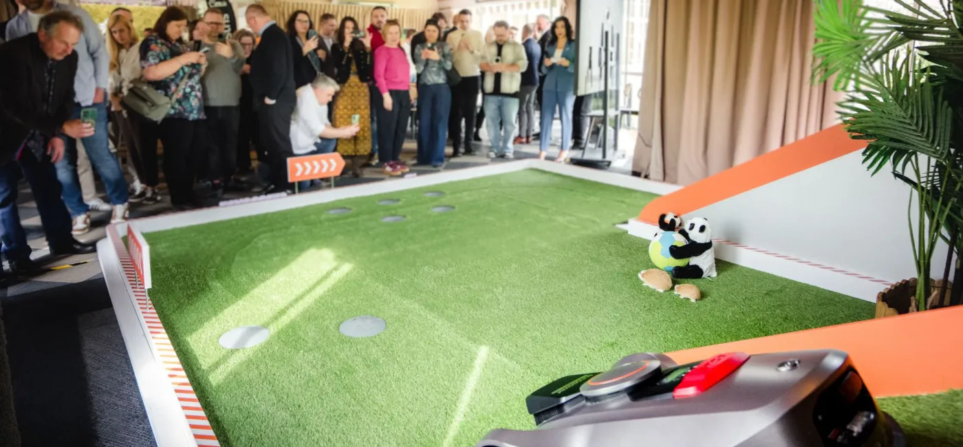 Prezentacja robotów koszących. Na zdjęciu Sunseeker Elite X7 Gen2.