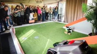 Prezentacja robotów koszących. Na zdjęciu Sunseeker Elite X7 Gen2.