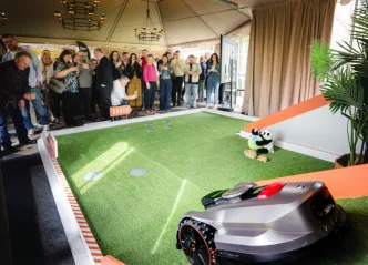 Prezentacja robotów koszących. Na zdjęciu Sunseeker Elite X7 Gen2.