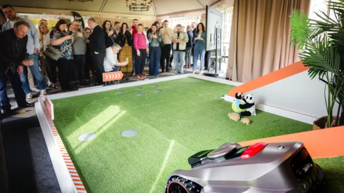 Prezentacja robotów koszących. Na zdjęciu Sunseeker Elite X7 Gen2.