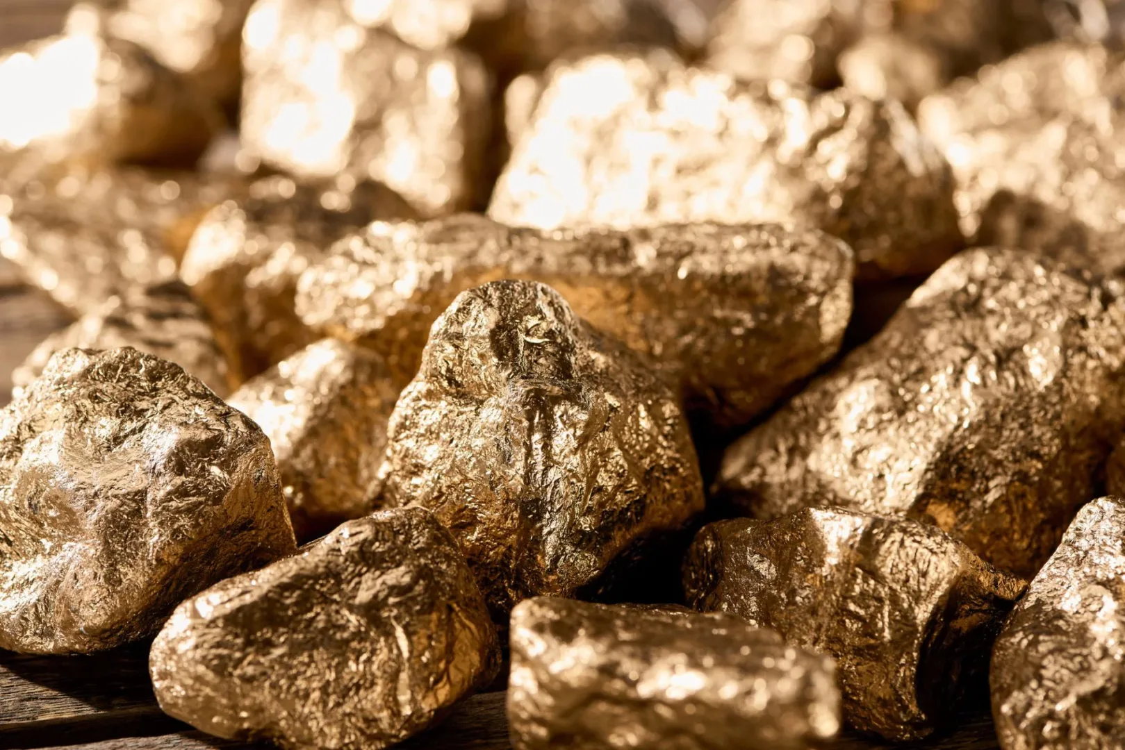 Polacy inwestują w złoto.