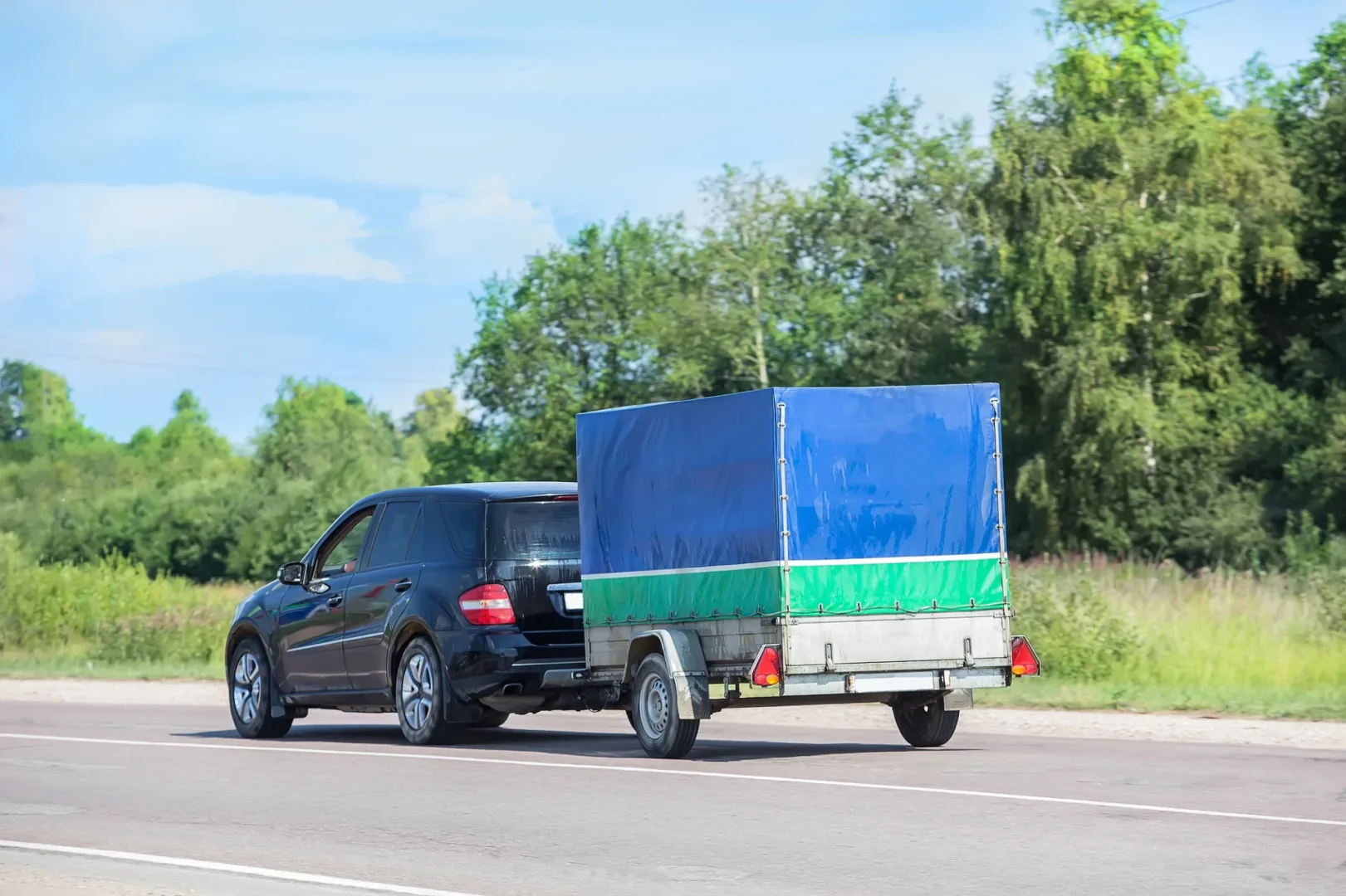Przyczepka jednoosiowa czy dwuosiowa? Jaką wybrać?