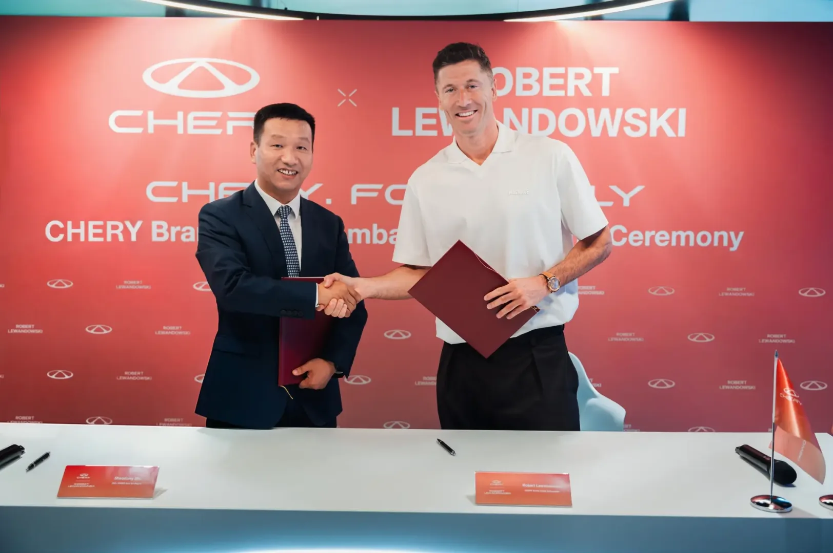 Robert Lewandowski w CHERY