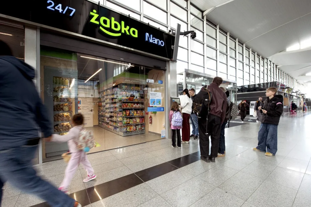 Podróżni zrobią zakupy w Żabka Nano 24h na lotnisku Wrocław.