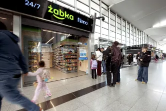 Podróżni zrobią zakupy w Żabka Nano 24h na lotnisku Wrocław.