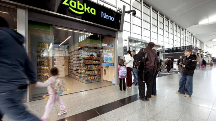 Podróżni zrobią zakupy w Żabka Nano 24h na lotnisku Wrocław.