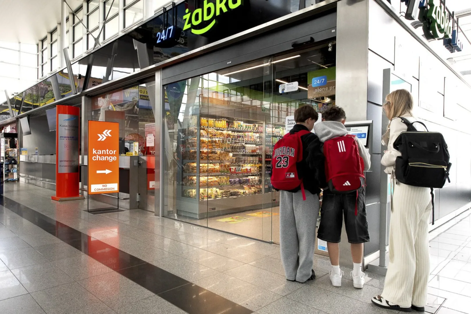 Podróżni zrobią zakupy w Żabka Nano 24h na lotnisku Wrocław.
