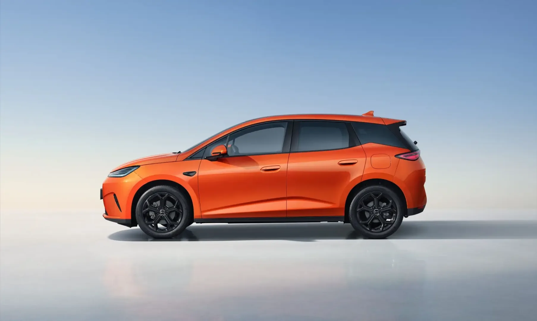 BYD DOLPHIN G DM-i. Miejski hatchback, który chce jeździć jak elektryk i tankować jak hybryda BYD DOLPHIN G DM-i