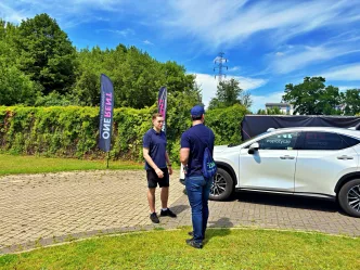 Lexus NX przekazywany kierowcy-partnerowy Flovi przez pracownika wypożyczalni One Rent.