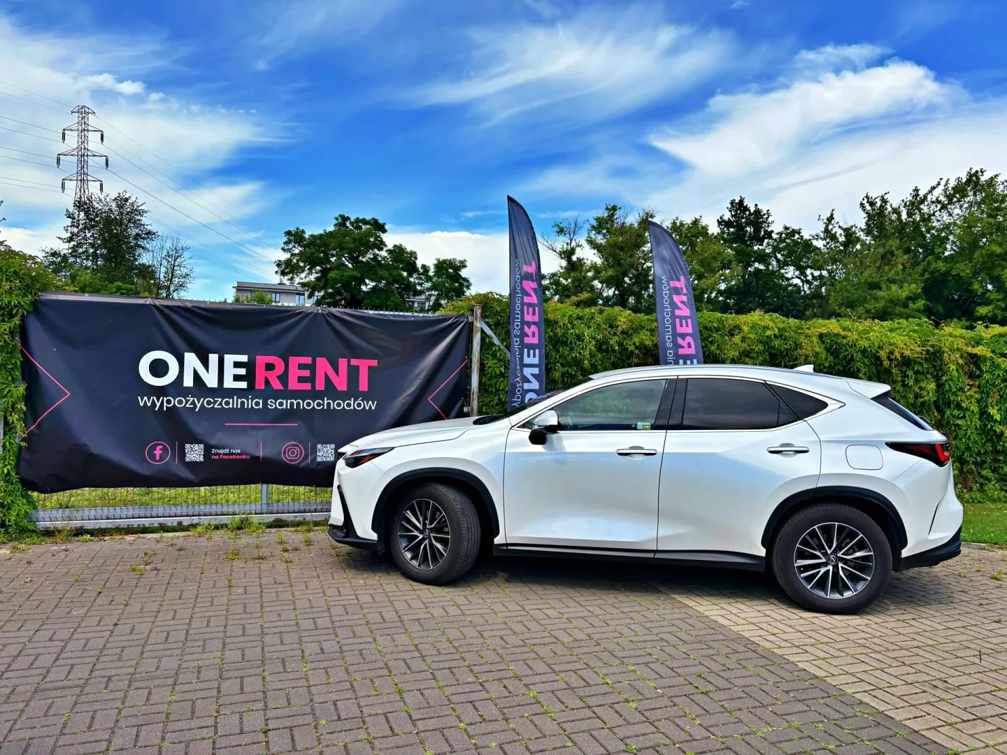 Lexus NX należący do wypożyczalni One Rent, który będzie przekazany kierowcy-partnerowi Flovi