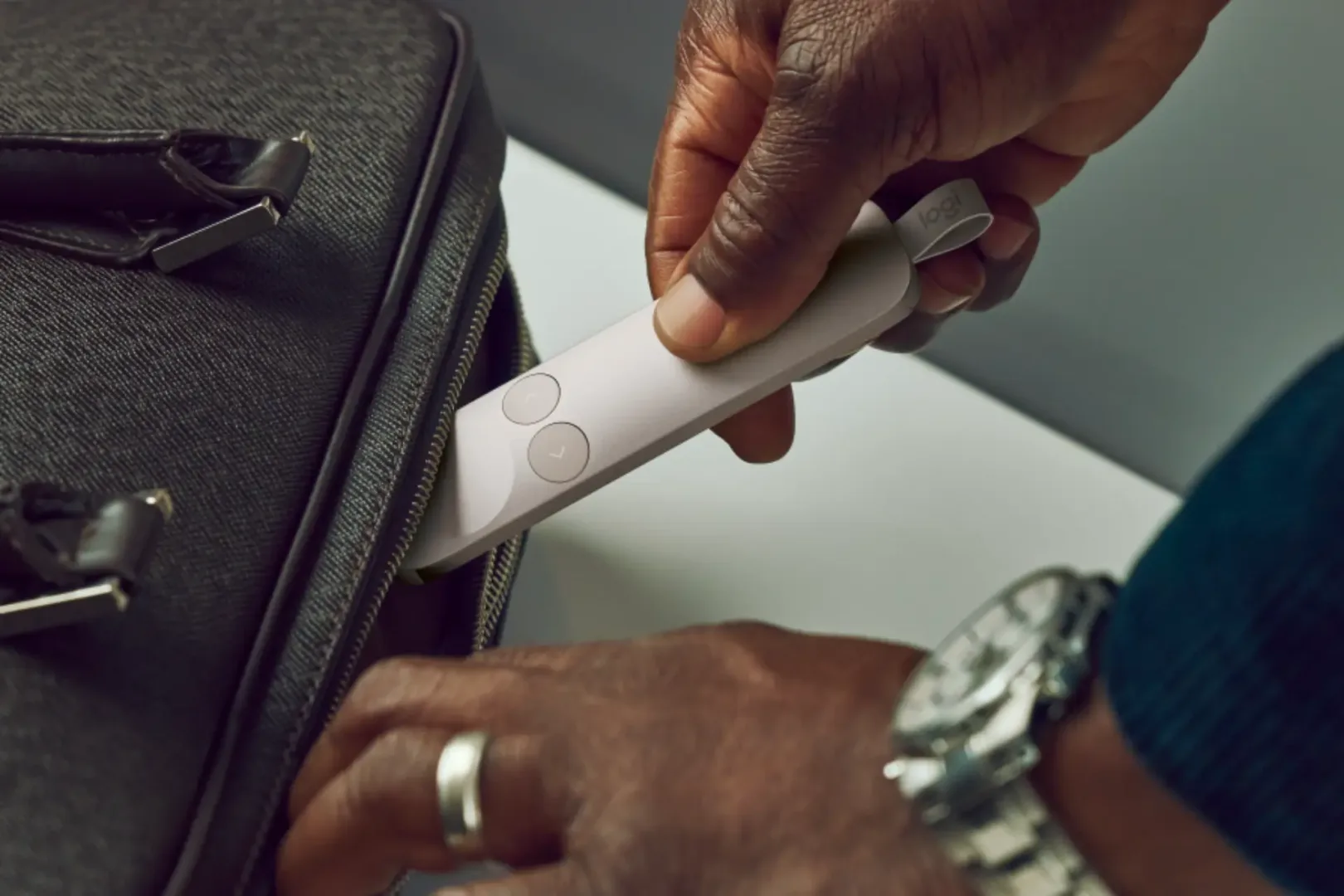 Logitech Spotlight 2. Pilot do prezentacji, który podświetla slajdy i pomaga opanować tremę Logitech Spotlight 2