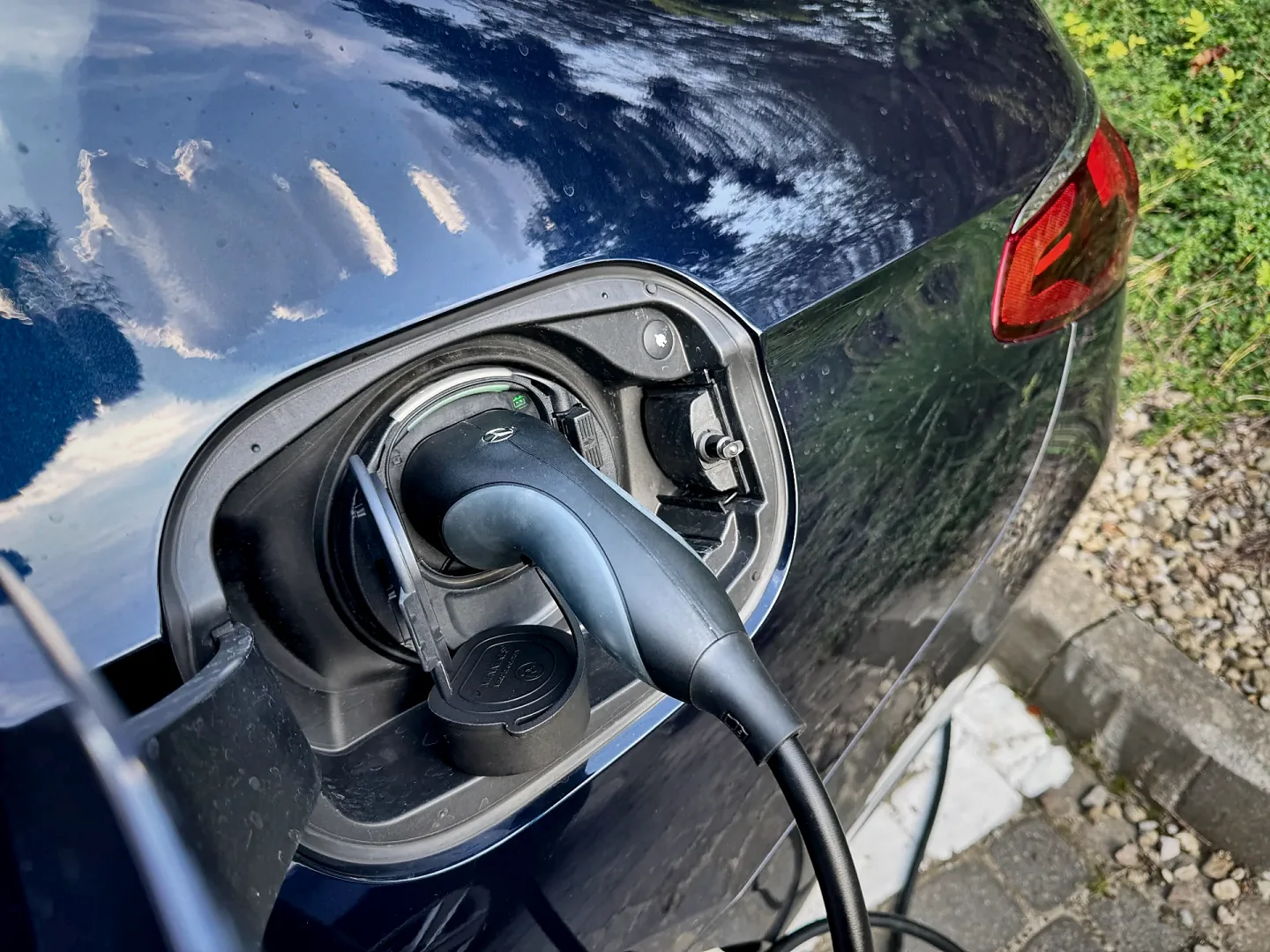 Mercedes E 300 e 4MATIC zaskoczył. Ponad 100 km na prądzie! Mercedes-Benz Klasa E 300 e 4MATIC