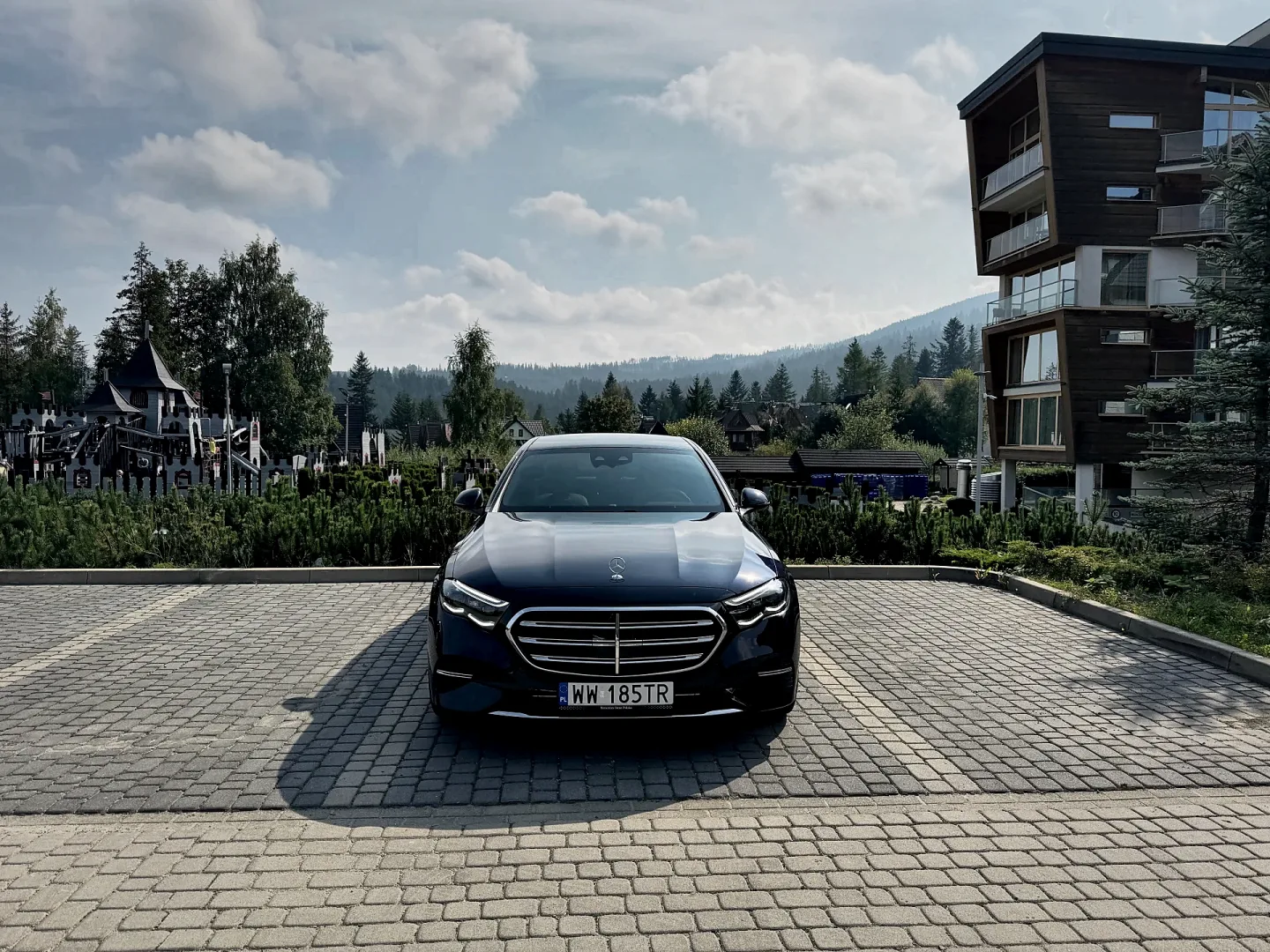 Mercedes E 300 e 4MATIC zaskoczył. Ponad 100 km na prądzie! Mercedes-Benz Klasa E 300 e 4MATIC