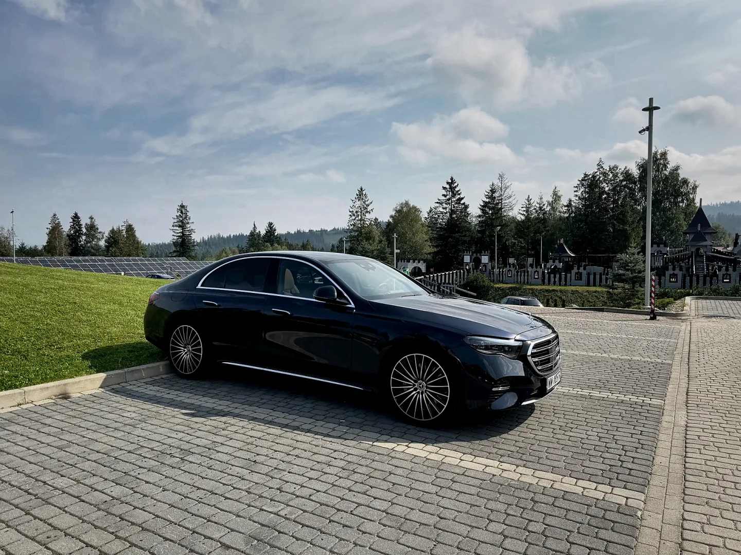 Mercedes E 300 e 4MATIC zaskoczył. Ponad 100 km na prądzie! Mercedes-Benz Klasa E 300 e 4MATIC