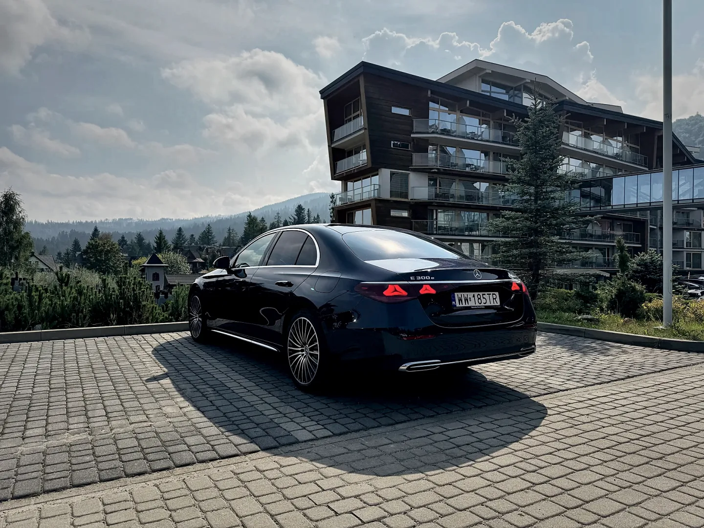 Mercedes E 300 e 4MATIC zaskoczył. Ponad 100 km na prądzie! Mercedes-Benz Klasa E 300 e 4MATIC