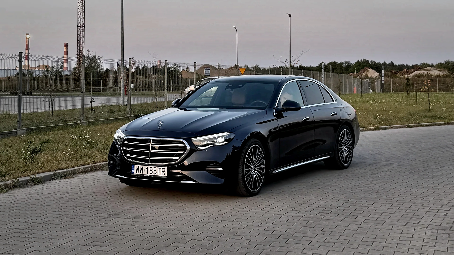 Mercedes E 300 e 4MATIC zaskoczył. Ponad 100 km na prądzie! Mercedes-Benz Klasa E 300 e 4MATIC