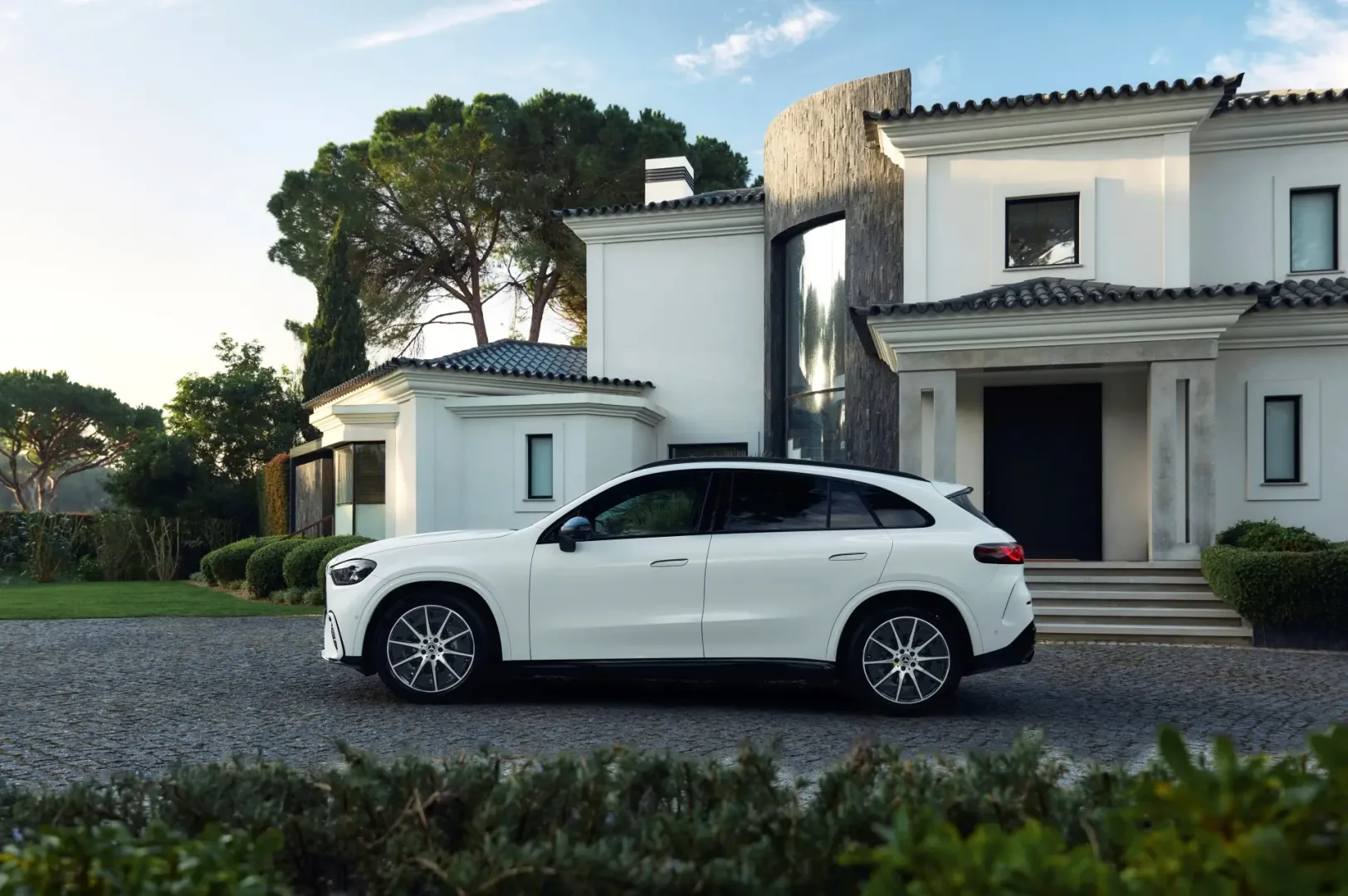 Elektryczny Mercedes GLC ma nowe wersje. Ale wielu kierowców i tak czeka na spalinowego następcę elektryczny Mercedes GLC