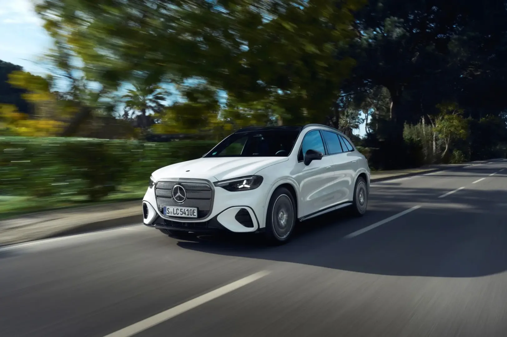 Elektryczny Mercedes GLC ma nowe wersje. Ale wielu kierowców i tak czeka na spalinowego następcę elektryczny Mercedes GLC