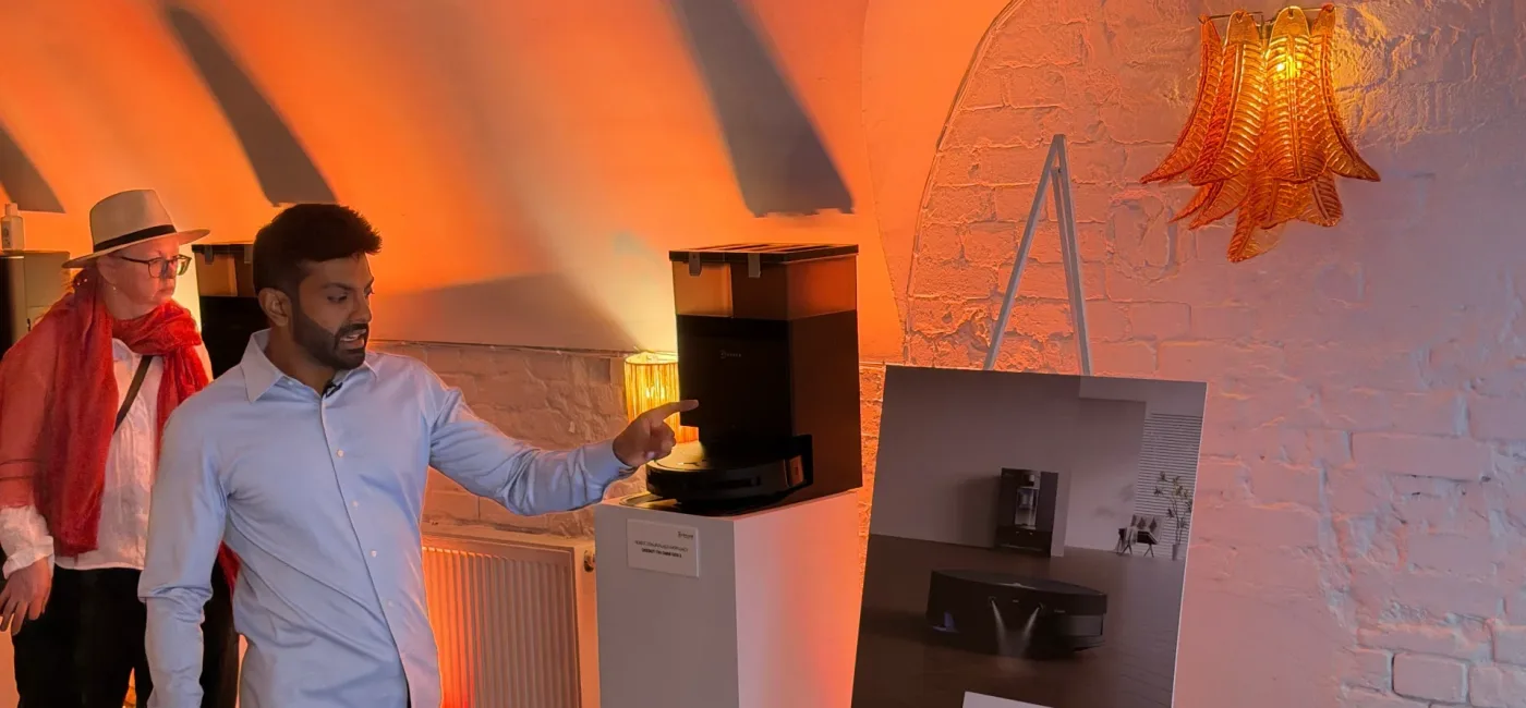 Senthoorran Rajendran prezentuje roboty sprzątające ECOVACS.