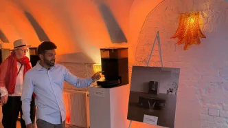 Senthoorran Rajendran prezentuje roboty sprzątające ECOVACS.