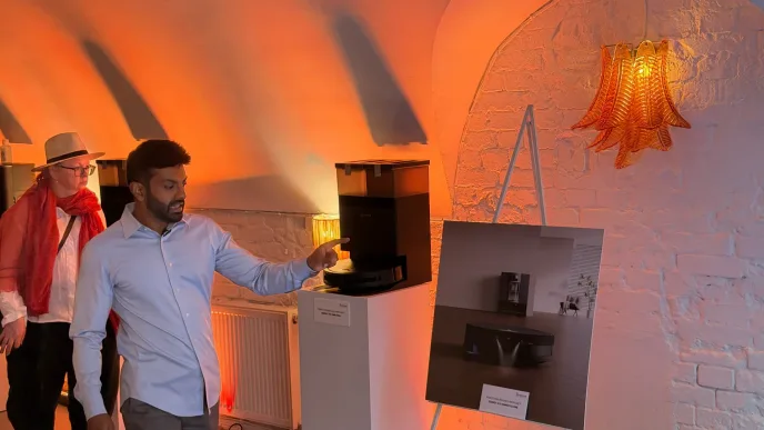 Senthoorran Rajendran prezentuje roboty sprzątające ECOVACS.