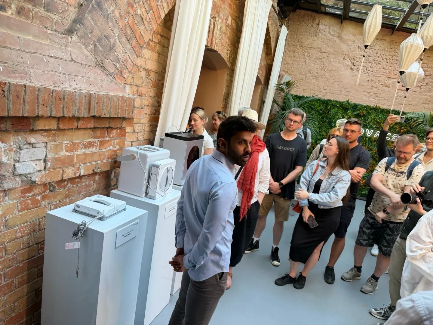 Senthoorran Rajendran prezentuje roboty sprzątające ECOVACS.