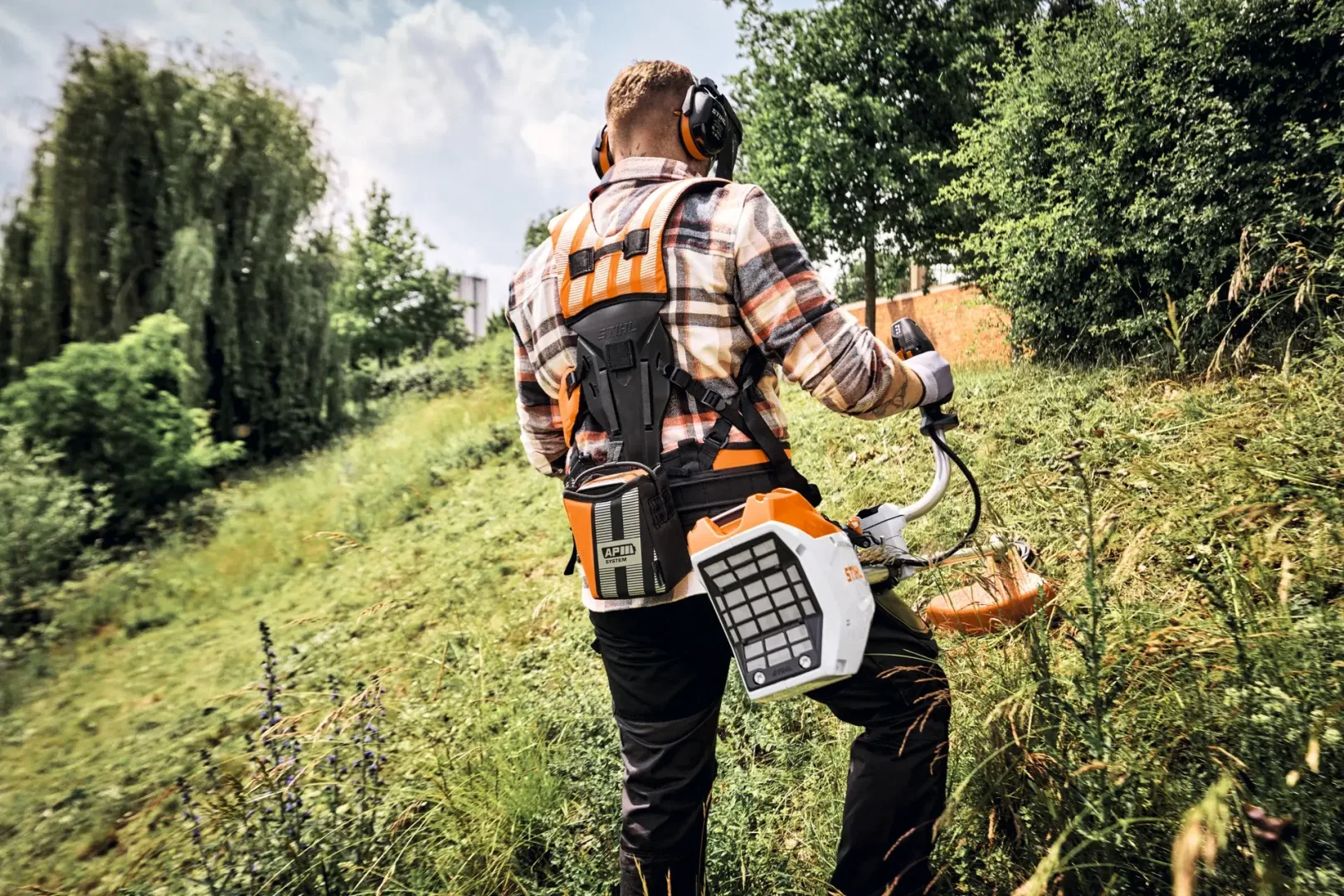 Kosa akumulatorowa STIHL. Cicha do ogrodu, mocna do zadań specjalnych kosa akumulatorowa STIHL