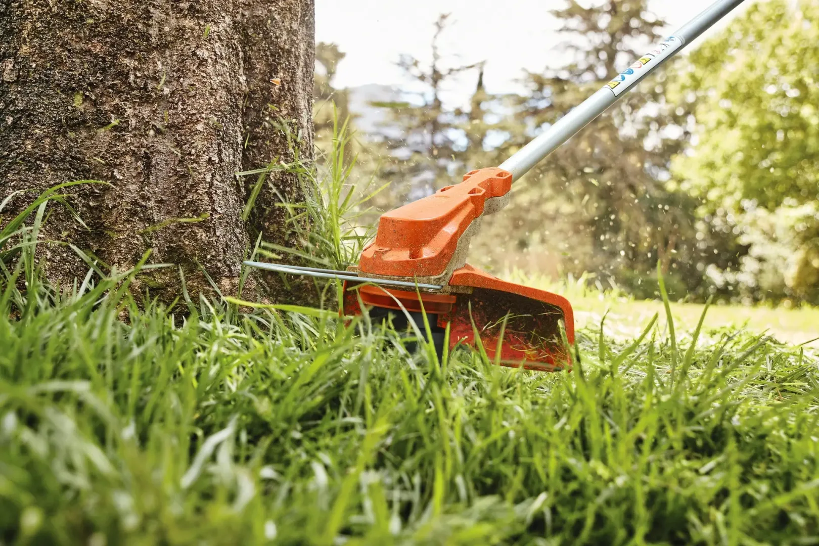 Kosa akumulatorowa STIHL. Cicha do ogrodu, mocna do zadań specjalnych kosa akumulatorowa STIHL