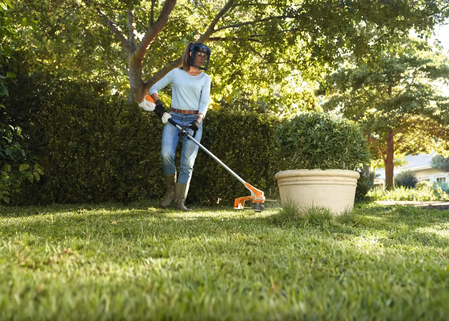 Kosa akumulatorowa STIHL. Cicha do ogrodu, mocna do zadań specjalnych kosa akumulatorowa STIHL