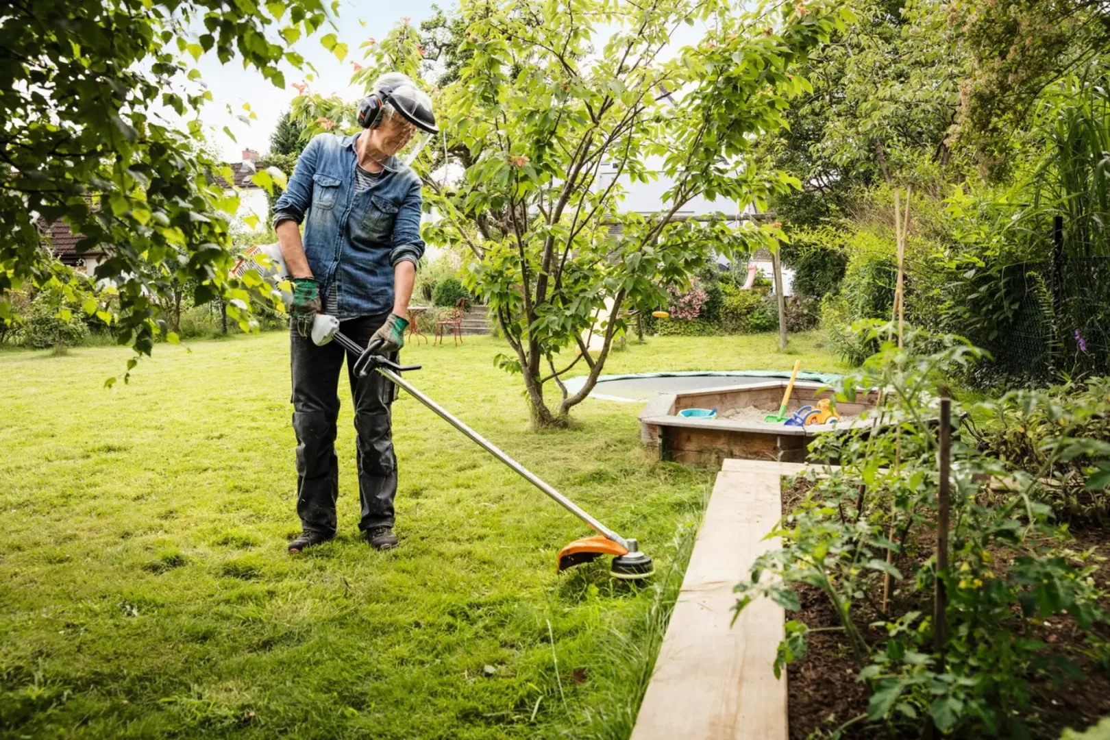 Kosa akumulatorowa STIHL. Cicha do ogrodu, mocna do zadań specjalnych kosa akumulatorowa STIHL