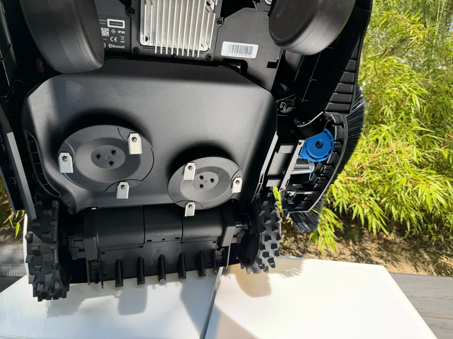 Robot koszący ECOVACS w widoczną podkaszarką