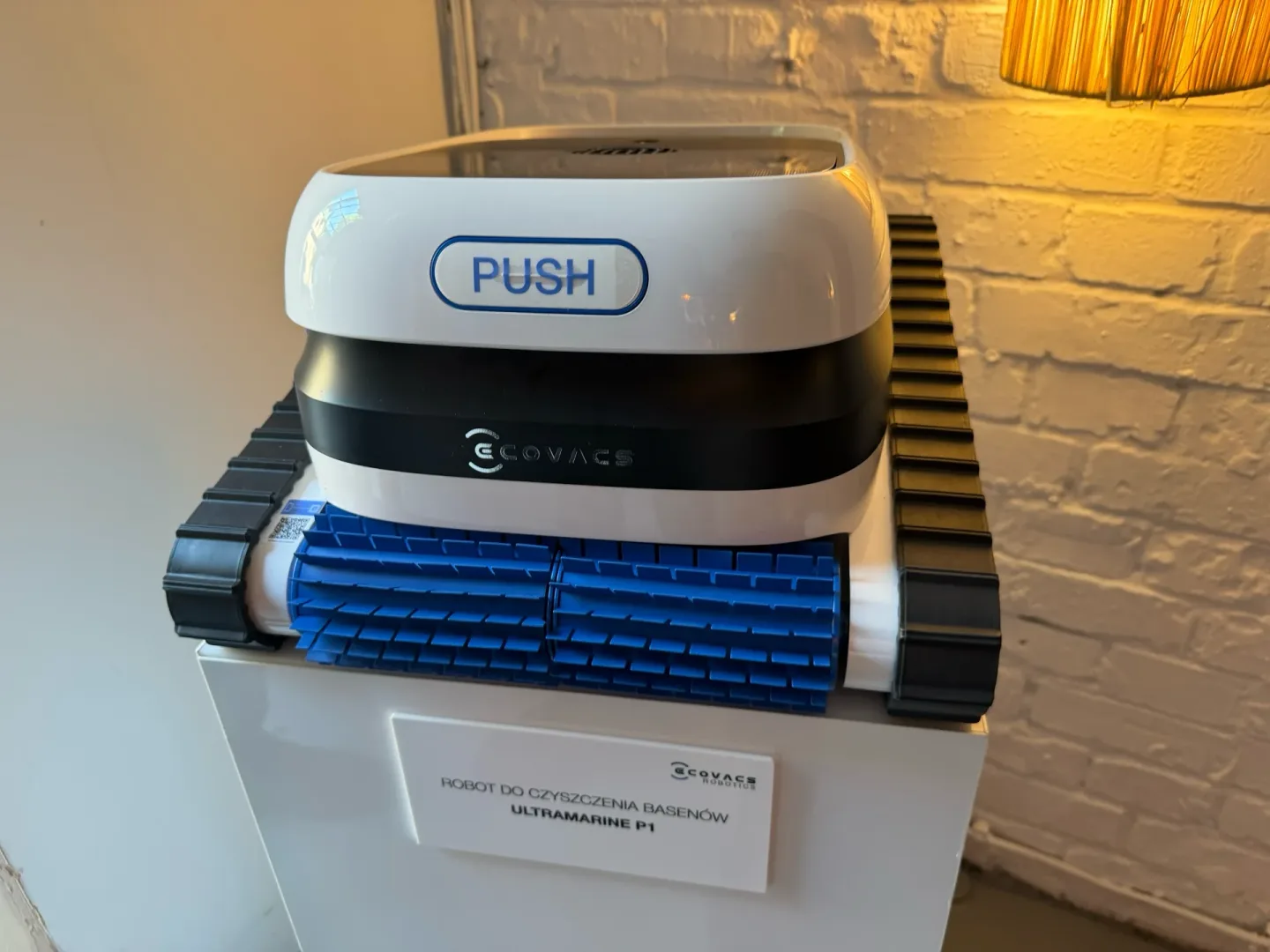 Robot do czyszczenia basenów marki ECOVACS