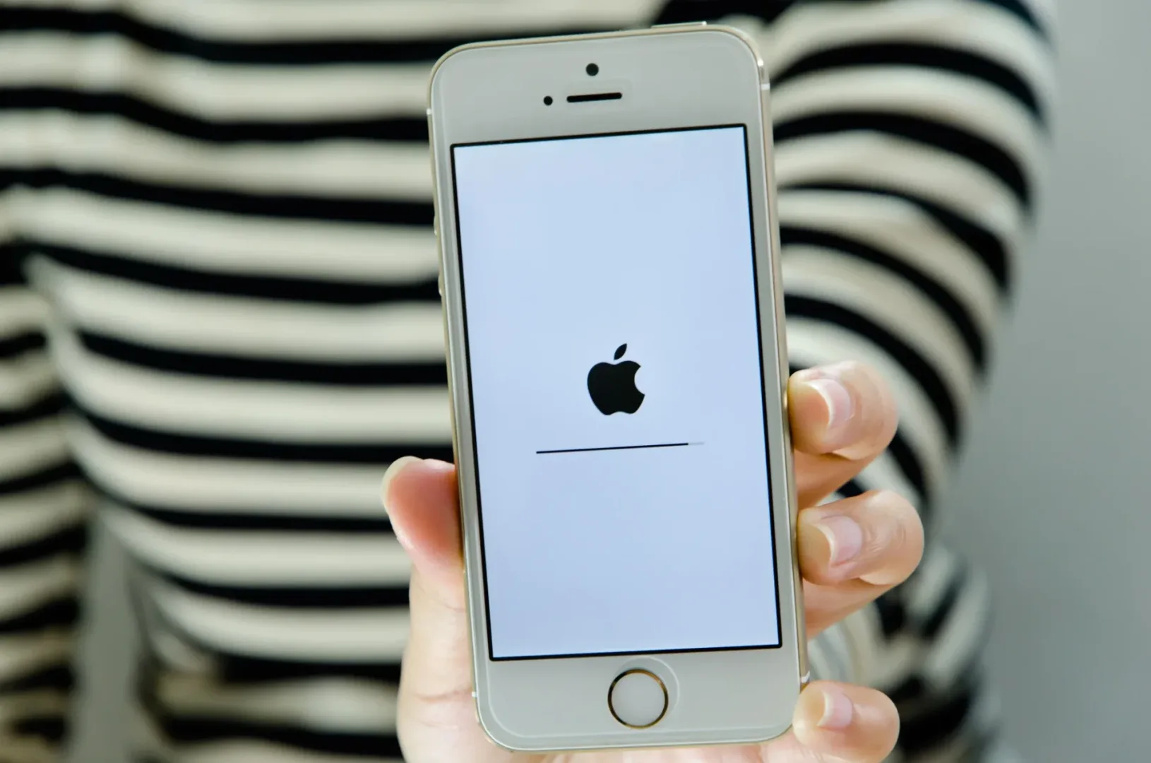 Spadek wydajności w starszym iPhone? To może być wina zużytego ogniwa Jeśli iPhone działa słabo, konieczna jest wymiana baterii.