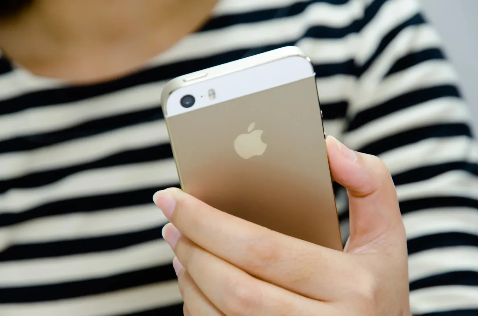 Spadek wydajności w starszym iPhone? To może być wina zużytego ogniwa Co zrobić, gdy iPhone działa wolno? Odpowiedzią jest wymiana baterii.