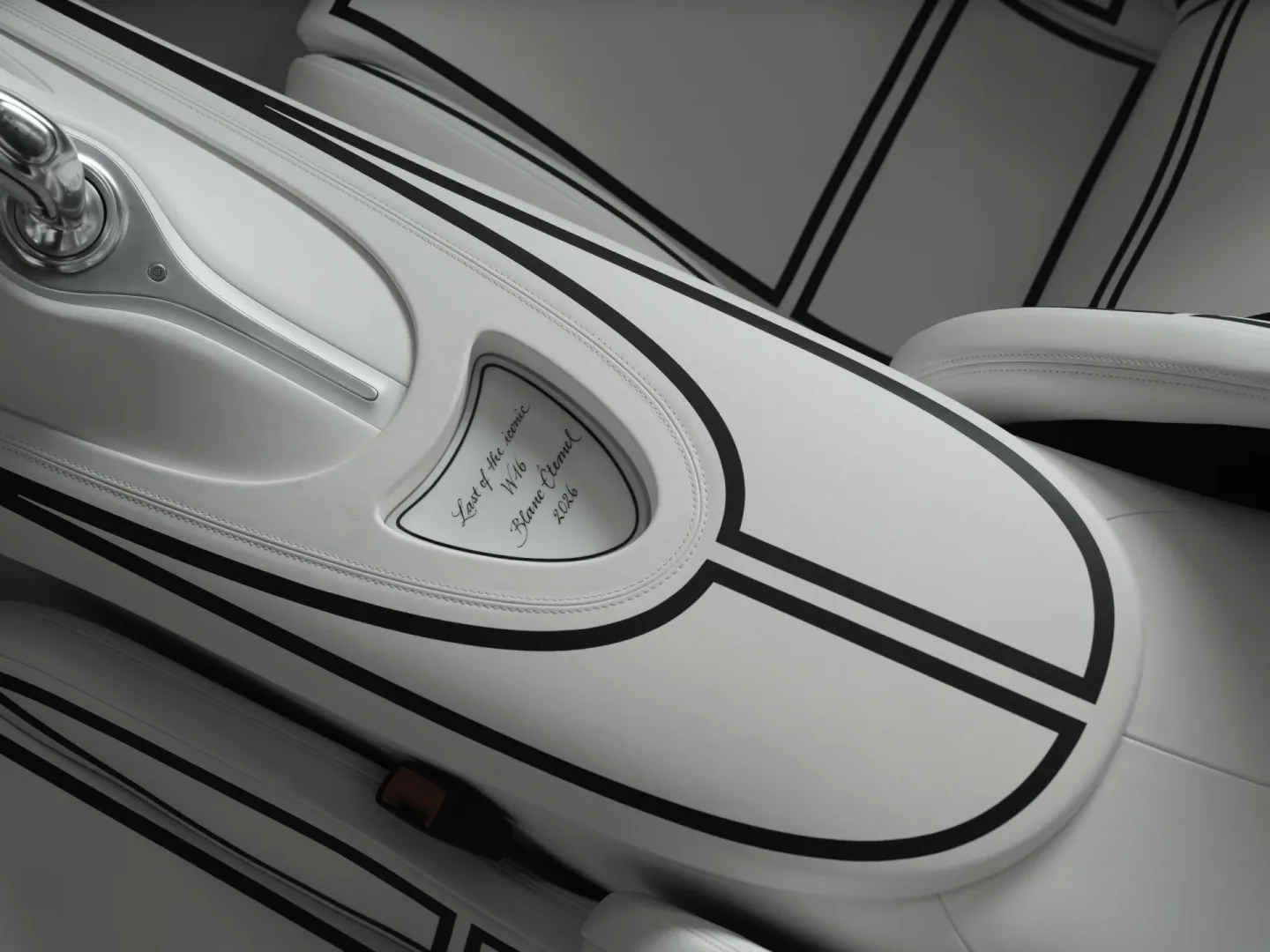 Bugatti z porcelaną. Tak wygląda luksus bez limitu. Zobacz Bugatti W16 Mistral Blanc Éternel