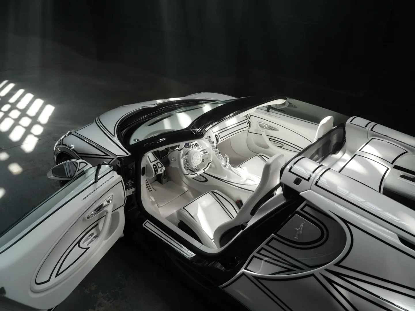 Bugatti z porcelaną. Tak wygląda luksus bez limitu. Zobacz Bugatti W16 Mistral Blanc Éternel