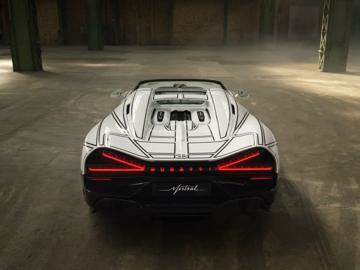 Bugatti z porcelaną. Tak wygląda luksus bez limitu. Zobacz Bugatti W16 Mistral Blanc Éternel