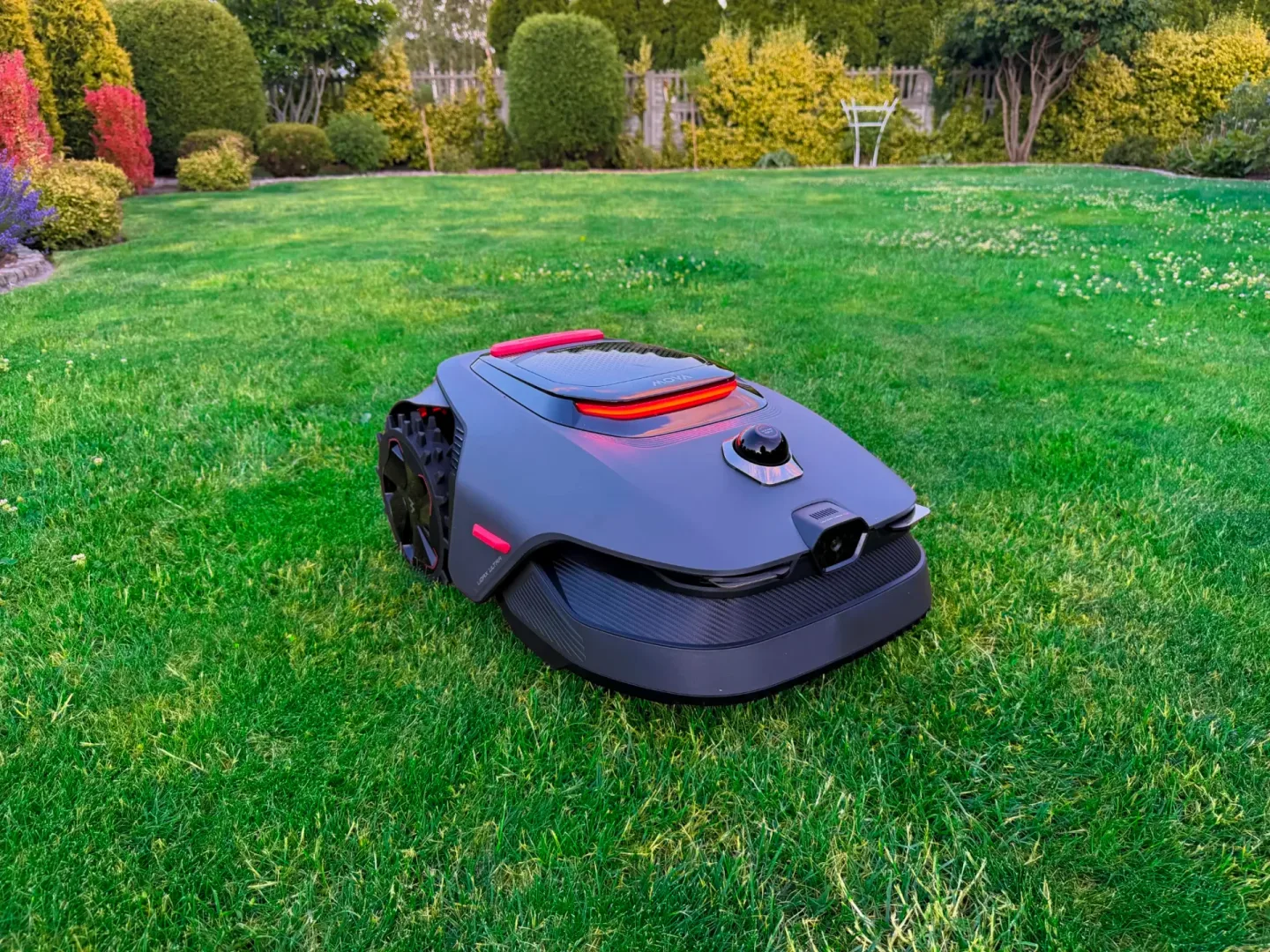 MOVA LiDAX Ultra 1600 kosi po cichu. Ty masz wolną sobotę Robot koszący MOVA LiDAX Ultra 1600