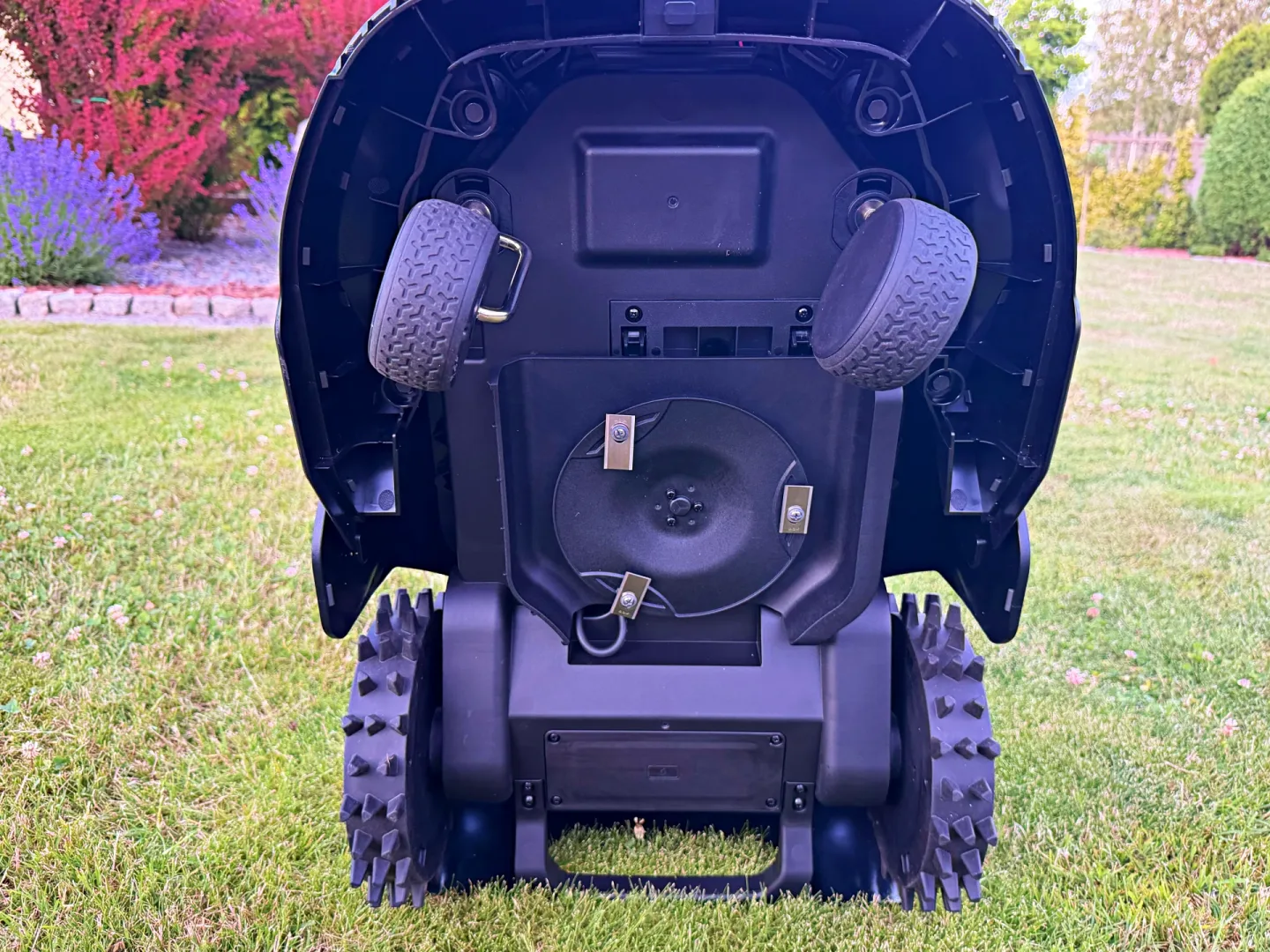 MOVA LiDAX Ultra 1600 kosi po cichu. Ty masz wolną sobotę Robot koszący MOVA LiDAX Ultra 1600