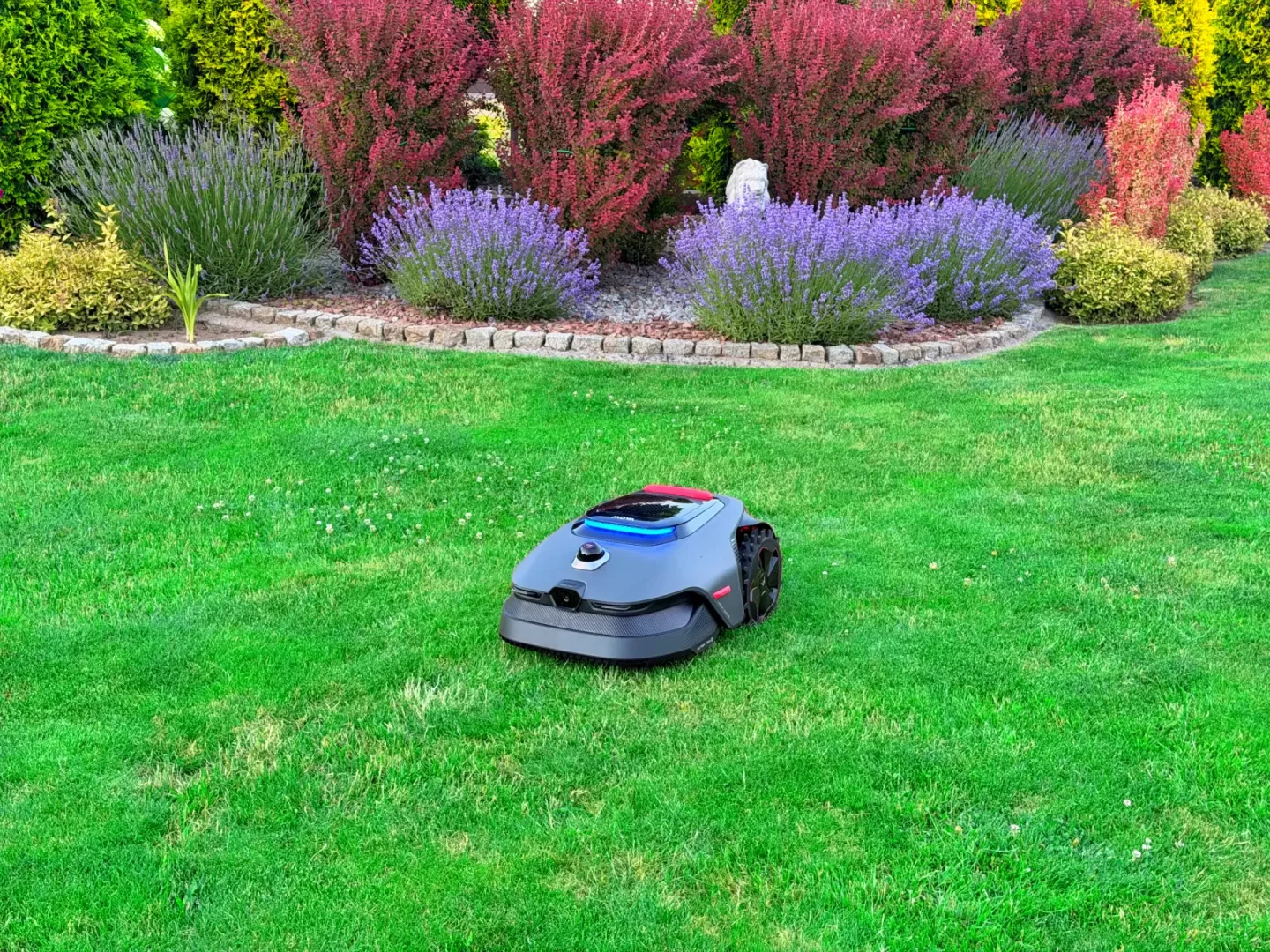 MOVA LiDAX Ultra 1600 kosi po cichu. Ty masz wolną sobotę Robot koszący MOVA LiDAX Ultra 1600