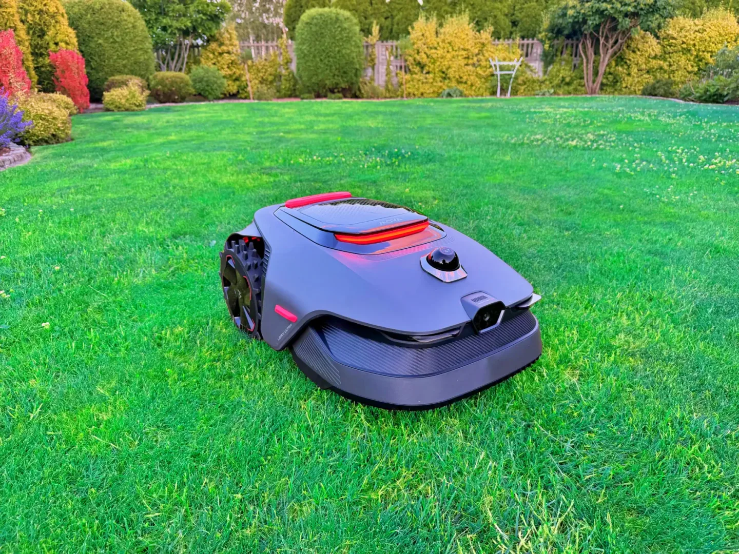 MOVA LiDAX Ultra 1600 kosi po cichu. Ty masz wolną sobotę Robot koszący MOVA LiDAX Ultra 1600