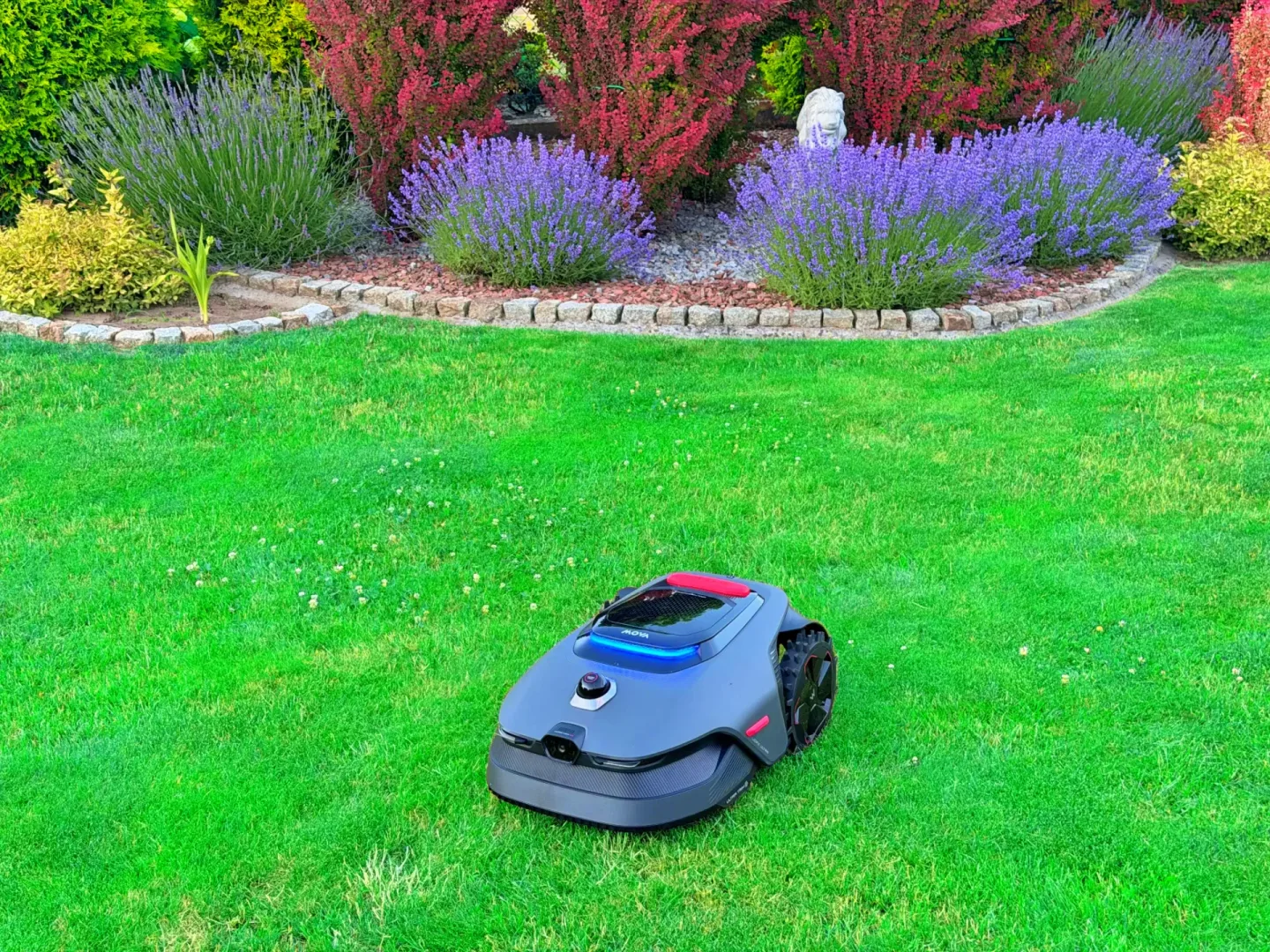 MOVA LiDAX Ultra 1600 kosi po cichu. Ty masz wolną sobotę Robot koszący MOVA LiDAX Ultra 1600