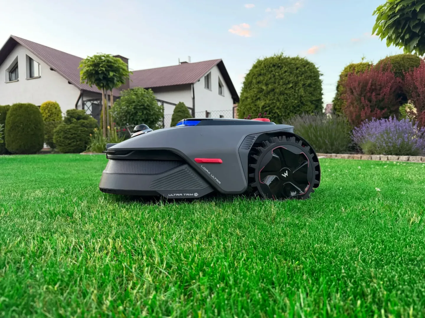 MOVA LiDAX Ultra 1600 kosi po cichu. Ty masz wolną sobotę Robot koszący MOVA LiDAX Ultra 1600