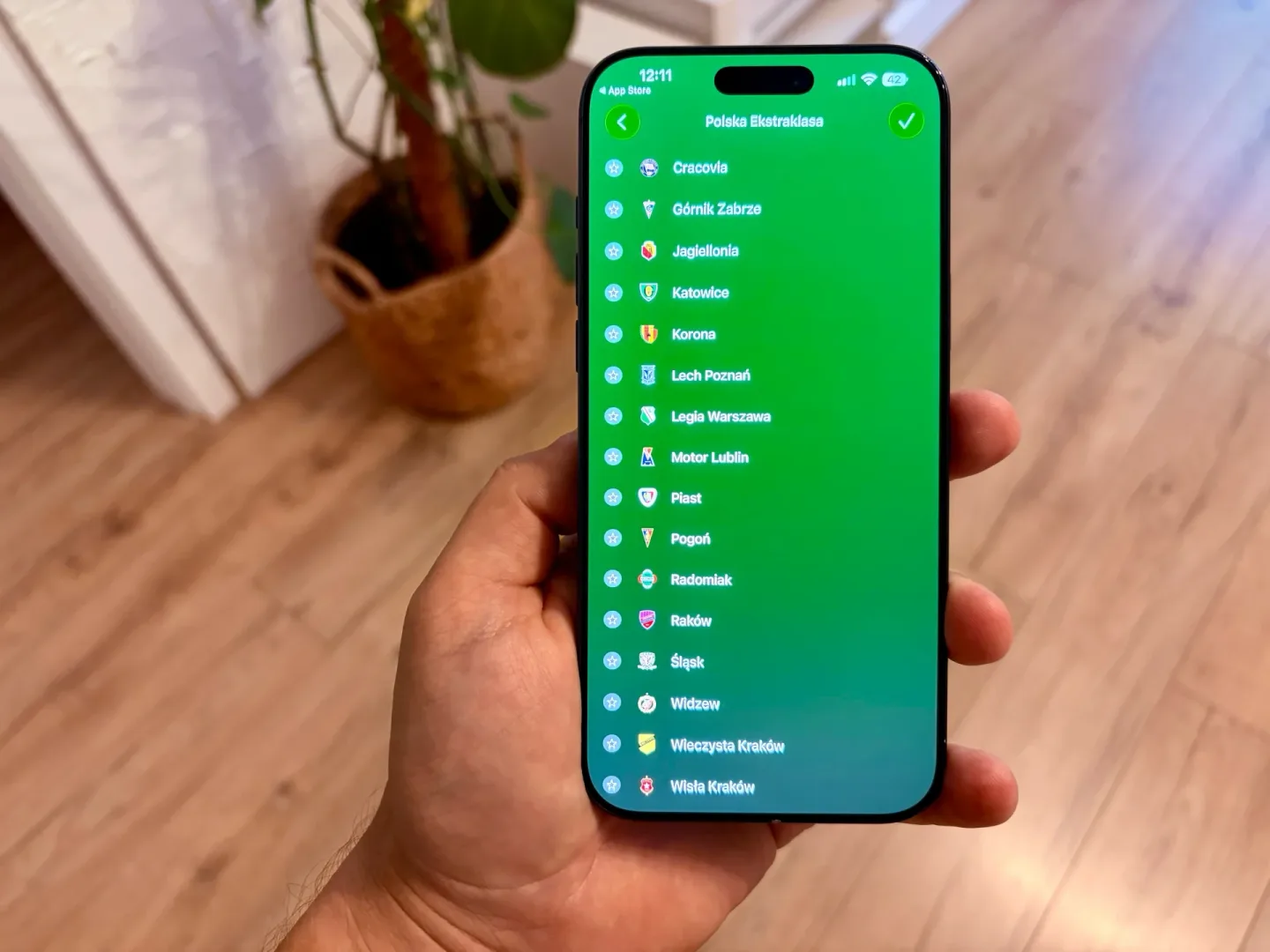 Ekstraklasa trafia na iPhone. Sprawdzisz wyniki na telefonie Aplikacja Apple Sports na smartfonie iPhone 17 Pro Max