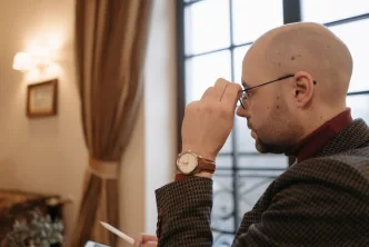 Łysienie - wielu mężczyzn zmaga się z tym problemem.