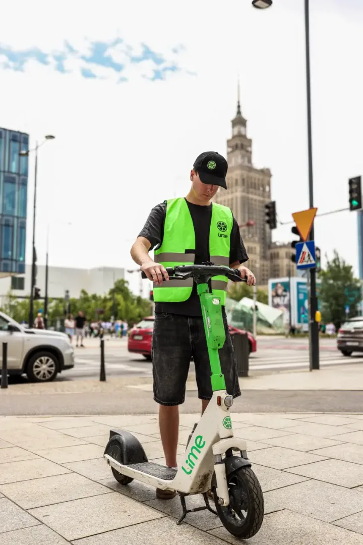 Mobilne patrole Lime w Warszawie. Źle zaparkowane hulajnogi mają problem mobilne patrole Lime