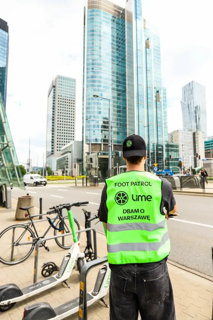Mobilne patrole Lime w Warszawie. Źle zaparkowane hulajnogi mają problem mobilne patrole Lime